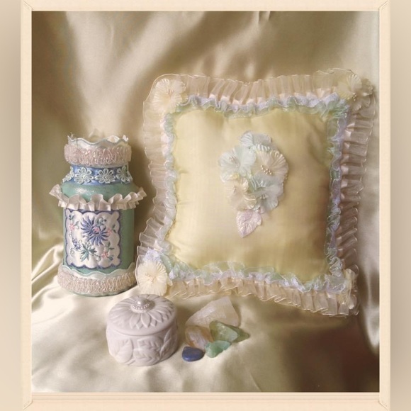 Hand Crafted Flowers Of Serenity Pillow (Lemongrass) - Picture 3 of 3